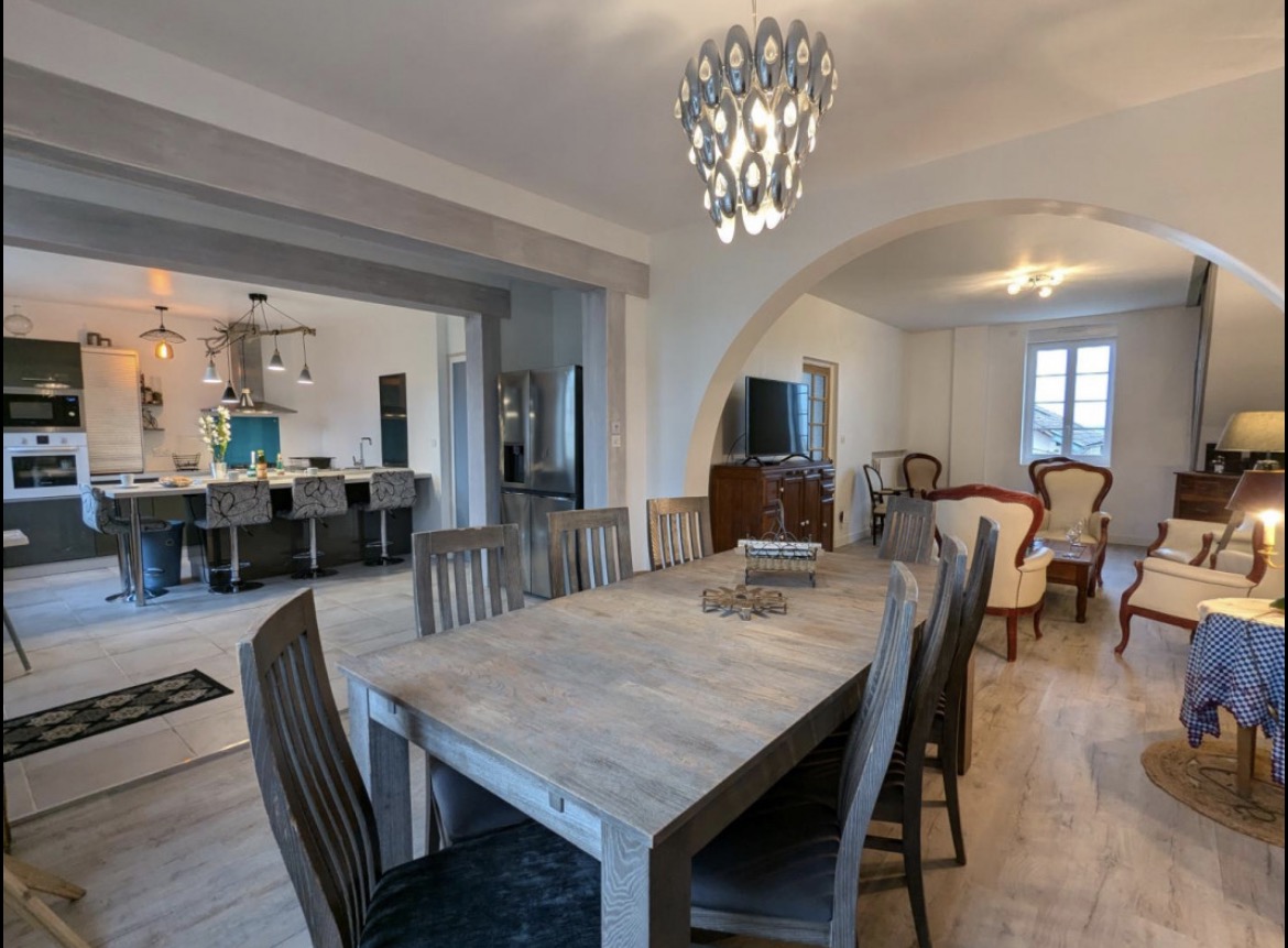 Salon et salle à manger de La Grande Maison avec la cuisine ouverte et la grande table